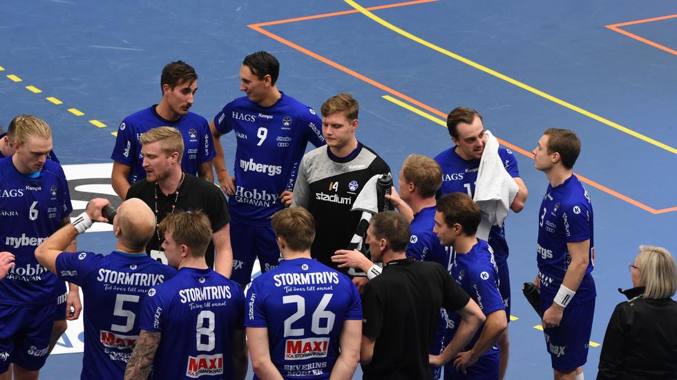 Hallbys tränare Jesper Östlund i mitten, manar på sitt lag när man tog en tung seger mot Aranäs.