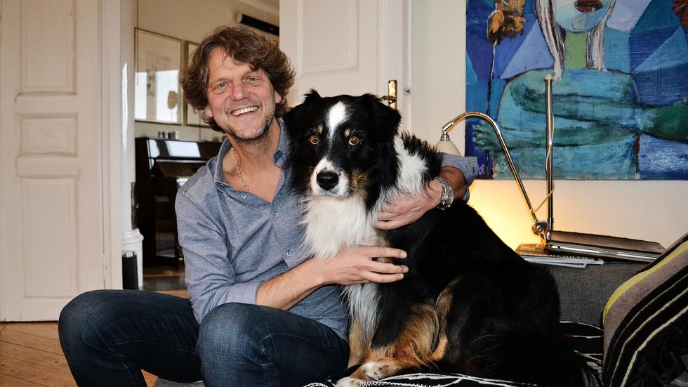 Jönköpingsfotografen Mats Andersson har fått många utmärkelser och stipendium för sin unika fotokonst genom åren. Den senaste belöningen ger honom hela 500 000 kronor. Hunden heter Orvar.
