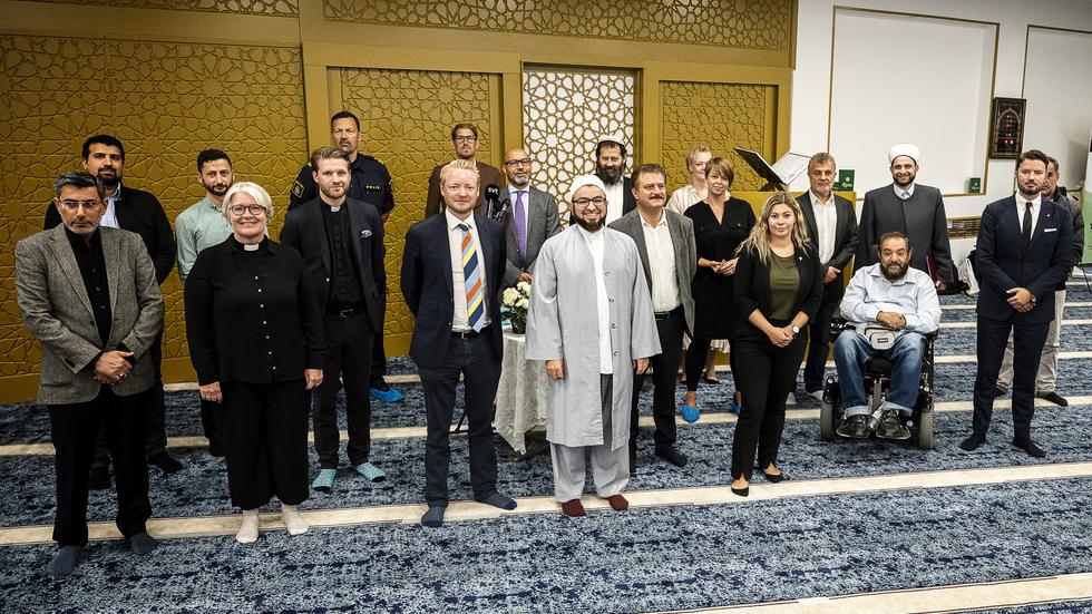 2020 samlades religiösa företrädare och Malmöpolitiker för att manifestera mot koranbränningar. I mitten står imamen Salahuddin Barakat. På bilden syns även rabbinen Moshe-David Hacohen, Katrin Stjernfeldt Jammeh (S), Roko Kursar (L), Jamal-El Haj (S), Stefana Hoti (MP) och Torbjörn Tegnhammar. 