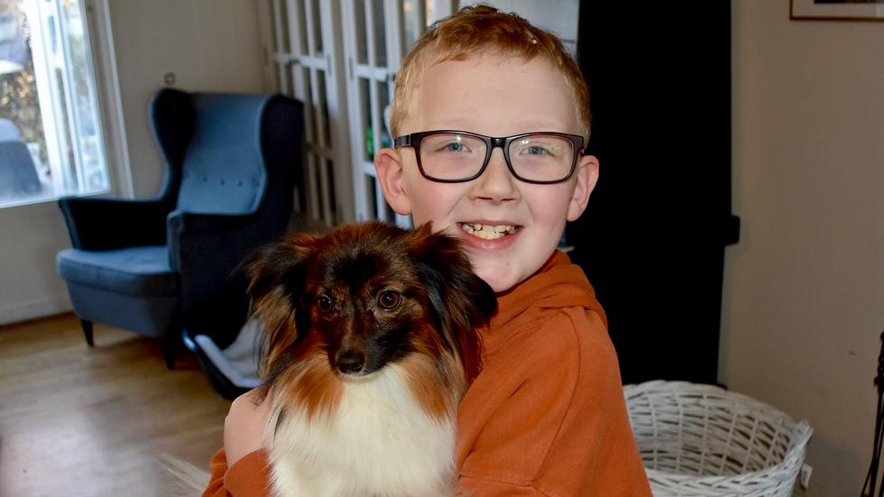 Kevin Lindström, med sin hund Hamilton, ser ut som vilken 10-åring som helst, men är en kille som lever med ett svårt hjärtfel. 