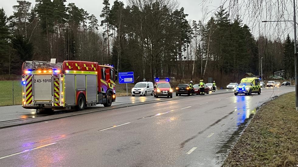 En olycka har inträffat på Råslätt. Enligt tidiga uppgifter har två bilister kolliderat. FOTO: Joel Wennerberg.