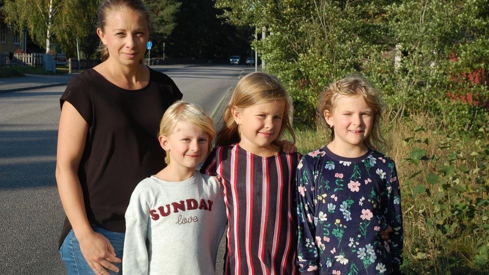 Sophie Landgren, Ellie Lundberg, Tyra Sandström, Melina Lundberg vid Smedjebergsvägen där bilar passerar i hög hastighet. 