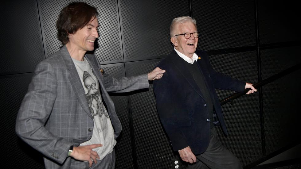 Alf Svensson tillsammans med reportern Jesper Henke i biosalongen.