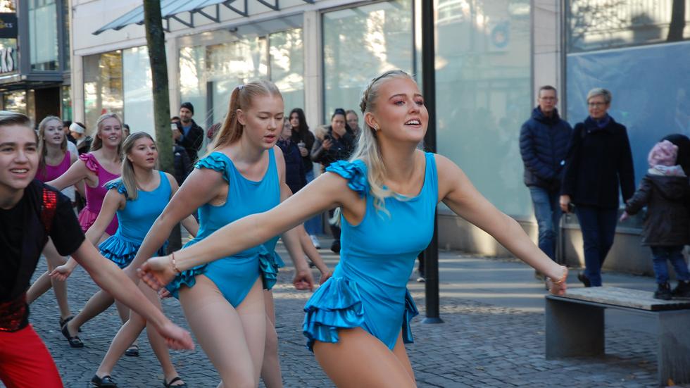 17-åriga Tyra Zar från Jönköping gick först i karnevalståget. Den som går först i tåget kallas för sambadrottning. 