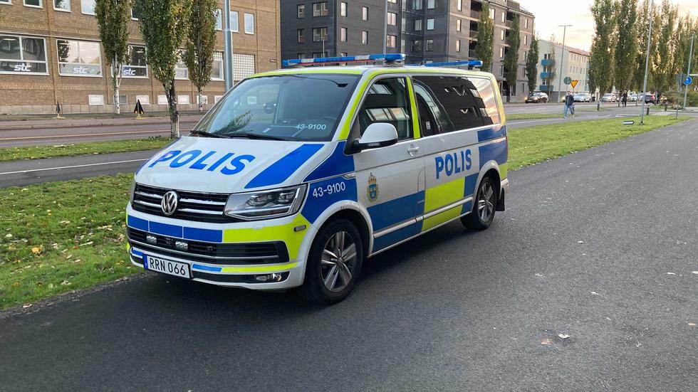 En större polisinsats pågick i centrala Jönköping under onsdagsmorgonen. Polisen vill inte kommentera några detaljer men uppger att det handlar om en "planerad insats". FOTO: Läsarbild. 