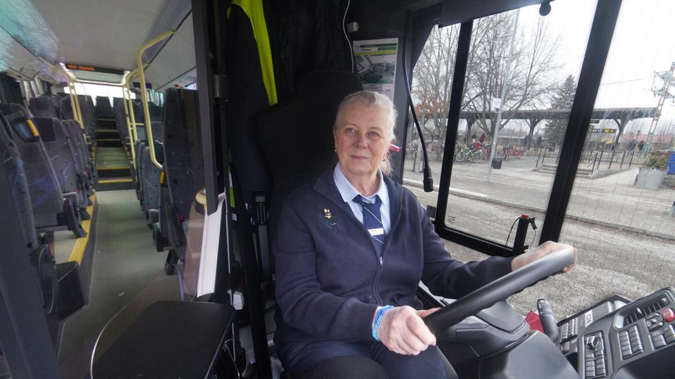 Kerstin Berg från Östervåla är busschaufför och kör UL:s landsbygdslinjer.