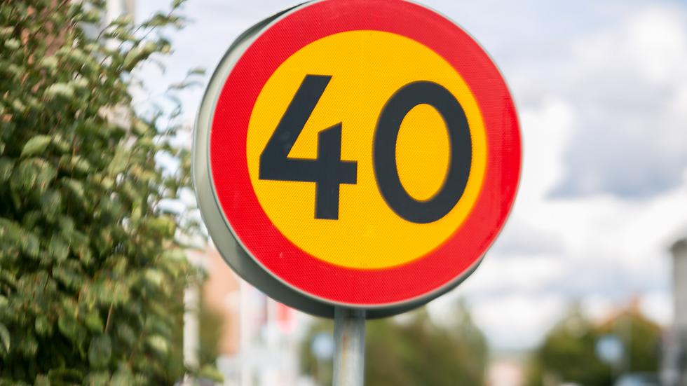 Socialdemokraterna i Vaggeryds kommun vill nu att kommunfullmäktige beslutar att bashastighetsbegränsningen sänks från 50 till 40 kilometer i timmen inom tätbebyggda områden.