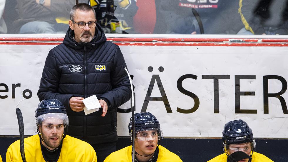 HV-coachen Tommy Samuelsson på bild i genrepet mot Djurgården i onsdags. På lördagen väntar för första gången för säsongen spel om poäng för Samuelsson och hans mannar, då HV ställs mot Luleå i SHL-premiären. 