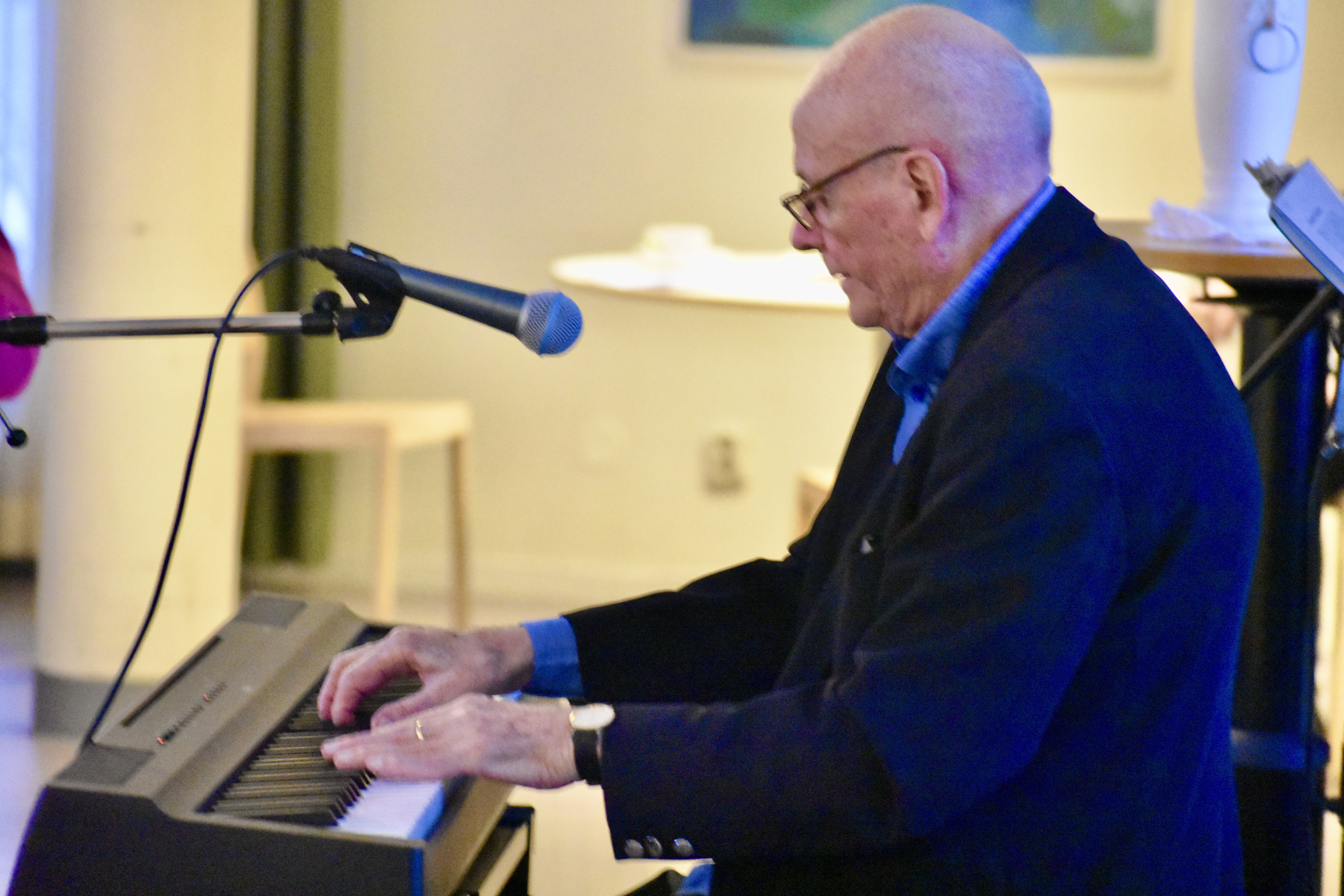 Musiken är mitt liv, jag tröttnar aldrig på att spela, säger Gösta Svensson, 78 år. Foto: Hans Wandér.