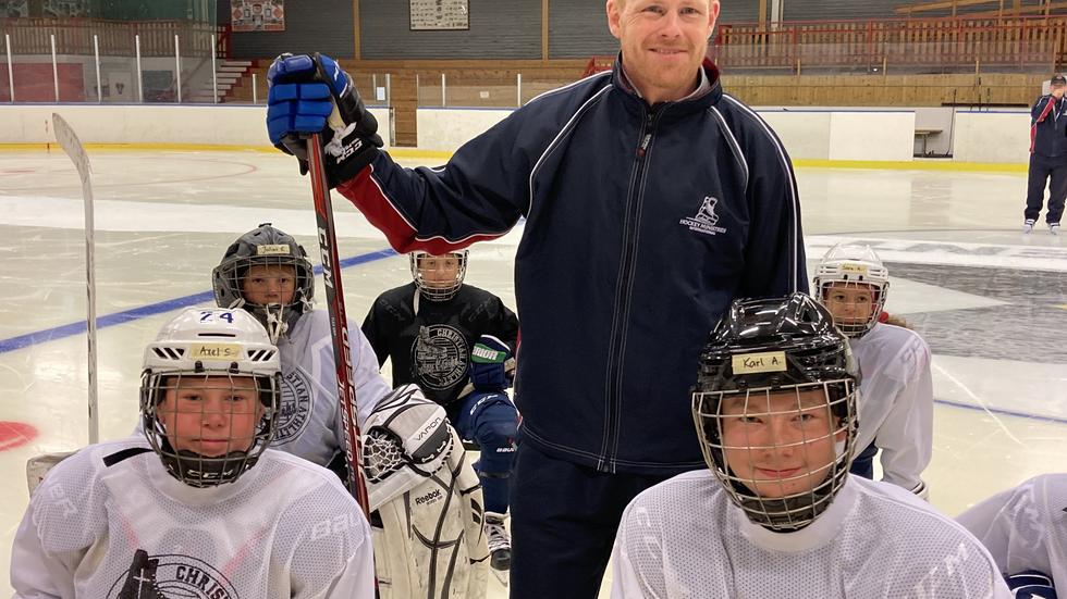 Hockey Camp i Skillingaryd har startat. NHL-meriterade Jeff Cowan ska lära ut en del av vad han kan, bland annat till Axel Stolt, Stockholm och Karl Andersson, Skillingaryd.