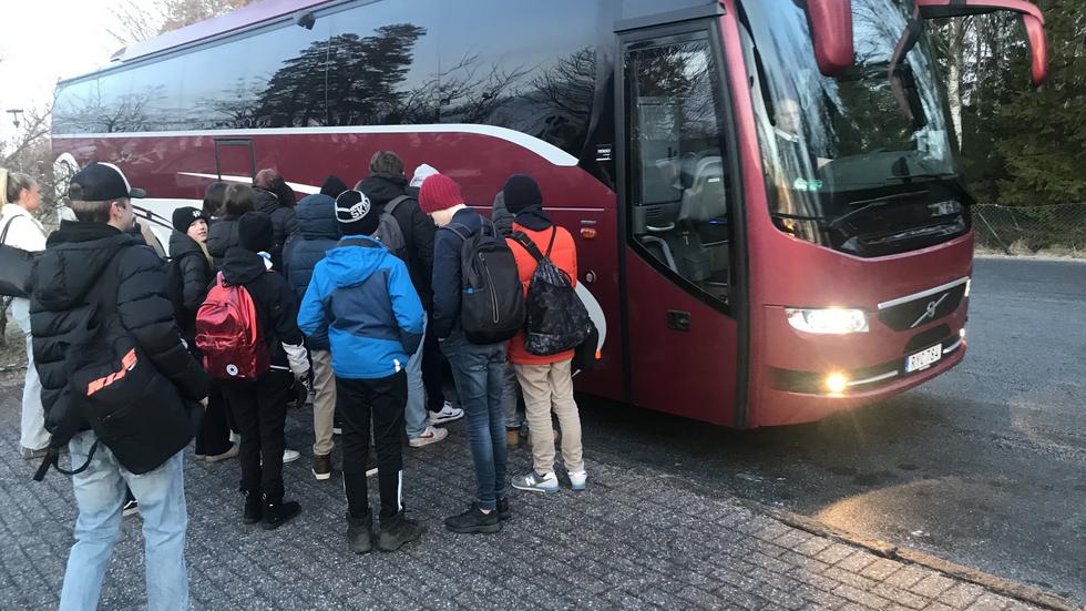 Skolbussen från Hok till Vaggeryd håller numera tiden. Bilden är tagen under 2022. FOTO: Janne Johansson.