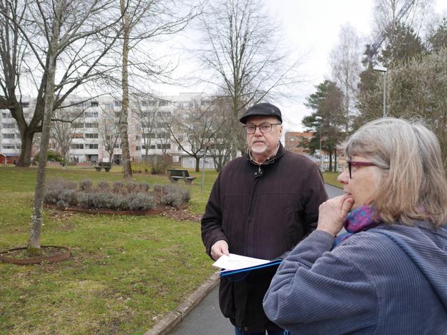 Rolf Wennerhag och Birgitta Gustavsson från Hyresgästföreningen är bekymrade över kommunens planer. Grönskan och de luftiga ytorna behövs här tycker de. 