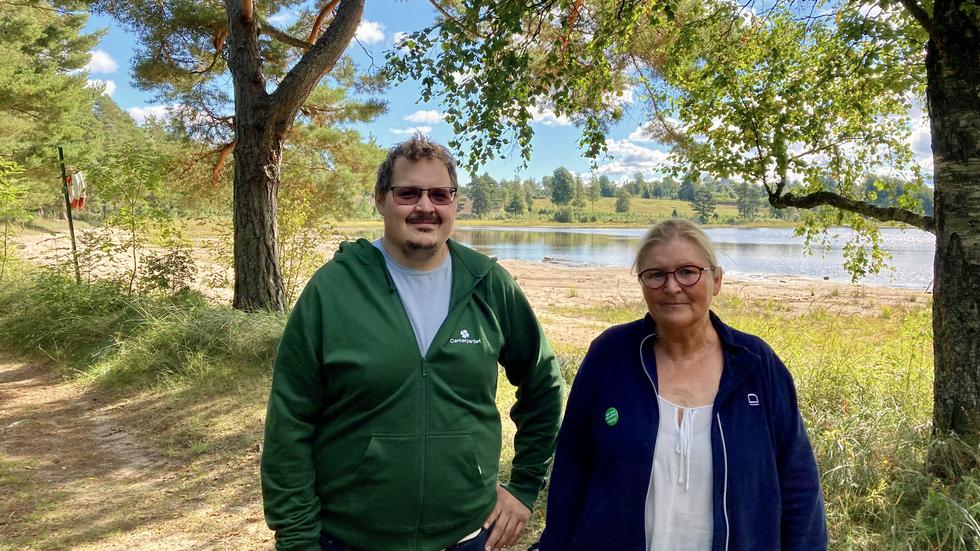 Bjurbäcksborna John Algotsson och Eva Risinger är besvikna över kommunens beslut att inte längre sköta Näsbadet i Bjurbäck.