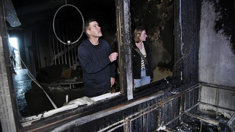 Ingenting går att rädda. Anders och dottern Elin Knutsson i sitt förstörda hem.