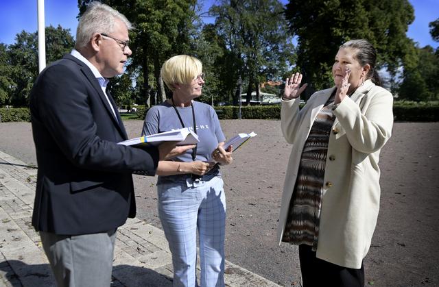 Här lämnar medborgare Camilla Edberg över namninsamlingen mot kommunens badhusplaner till Tord Sundqvist (S), ordförande i kommunfullmäktige, och Ann-Marie Nilsson (C), ordförande i kommunstyrelsen. 