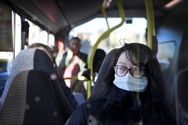 Mingyi Xia använder alltid munskydd oavsett vilken tid hon åker buss. När JP/Jnytt åkte med 1:ans buss vid 8:17 mot Huskvarna var det en av 15 resenärer som bar munskydd.