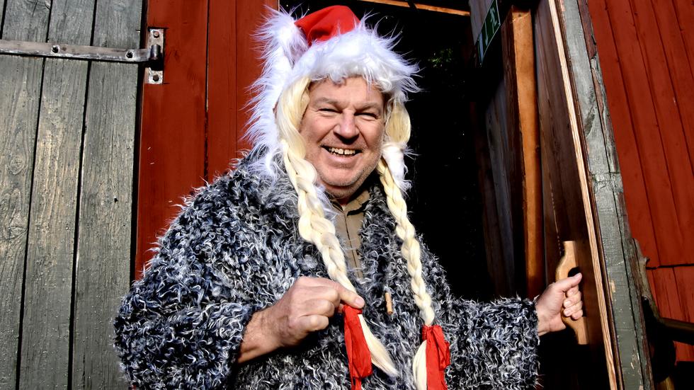 Lars Kyrkeryd backar inte för lite utstyrsel under julmarknaden. Iförd denna kostym bjuder han alla besökare på glögg.