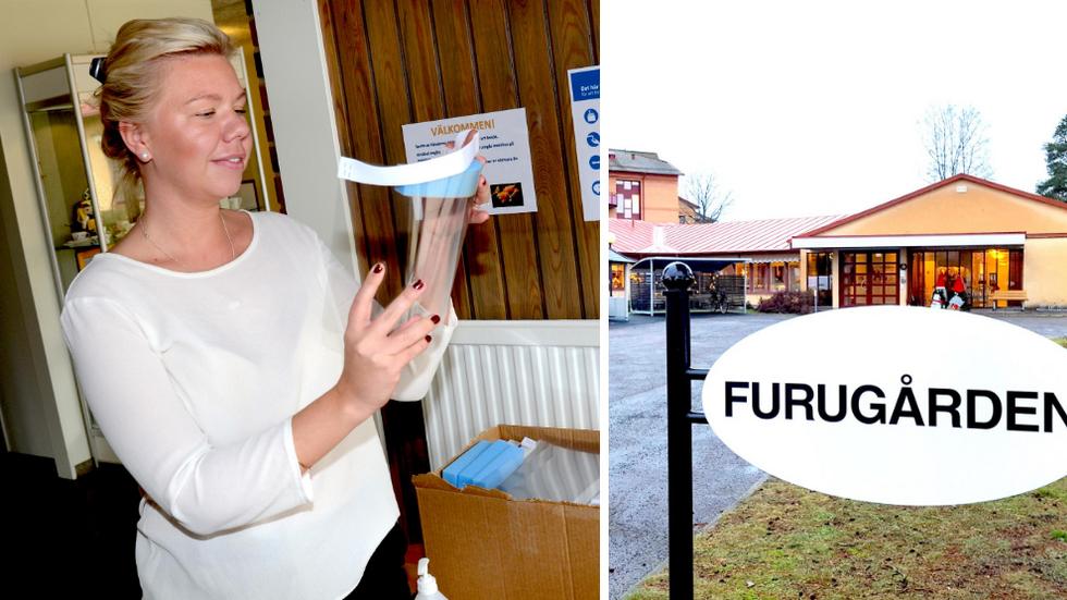 Isabell Hiljesjö på Furugården visar var det går att hitta visir, handsprit och information om hur ett besök ska gå till. Efter besöket ska visiret slängas och händerna spritas en gång till.