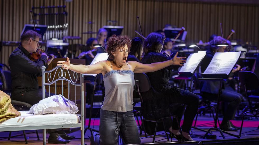 Operasopranen Julia Sporsén, Spiras artist in recidence, på scen tillsammans med Jönköpings sinfonietta. Foto: Lars Kroon.
