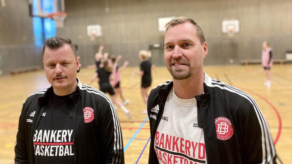 Stefan Rosenberg och Johny Löhbern, coacher i Bankeryds Basket, har sett klubben växa med nära 400 procent. Nu har föreningen växtvärk. Det är för ont om halltider och man efterlyser hjälp från kommunen.