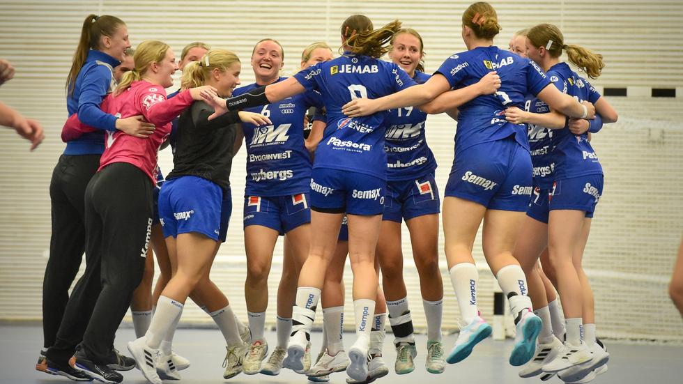 En bild från förra säsongen med Hallbys damer. Dags för nytt jubel i svenska cupen?