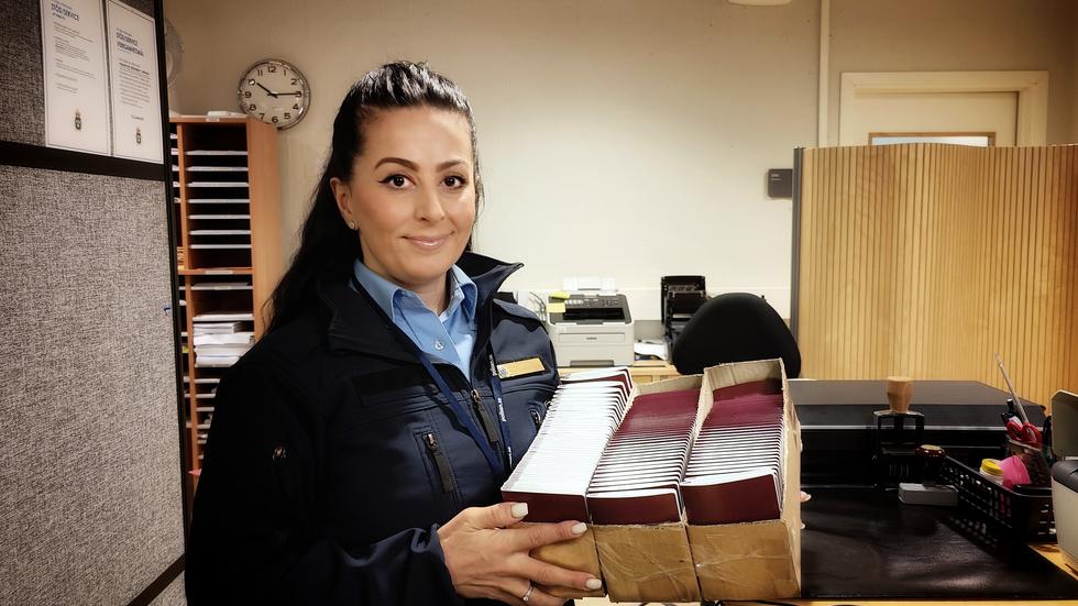 Mirna Adam, passhandläggare hos polisen i Jönköping visar upp en av lådorna som allena innehåller över 100 pass. 