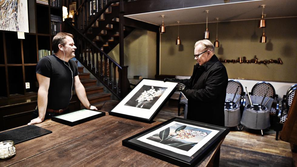 Krögare Per Samuelsson har precis sålt några av de bilder som prytt krogens väggar till Johnny Lundberg. 