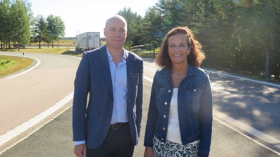 Regionpolitiker Tommie Ekered och trafikpolitisk talesperson Maria Stockhaus på Hedenstorp. De vill se bygga bort flaskhalsen mellan Ulricehamn och Jönköping på väg 40. 