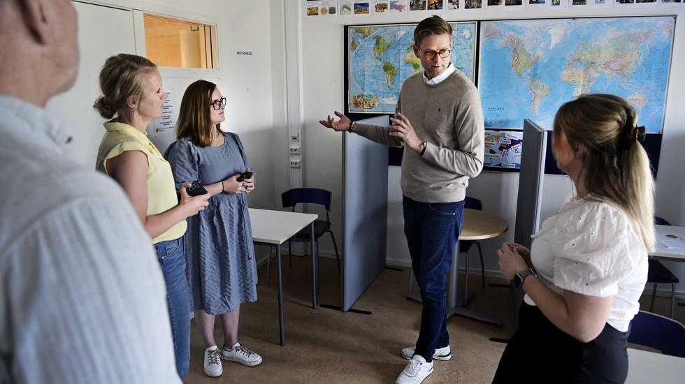 Jakob Olofsgård i ett av klassrummen på Magelungens resursskola. Therese Markusson, Zandra Westerberg och Linnea Danielsson skickade med honom en idé om att underlätta vabb för drabbade föräldrar. 