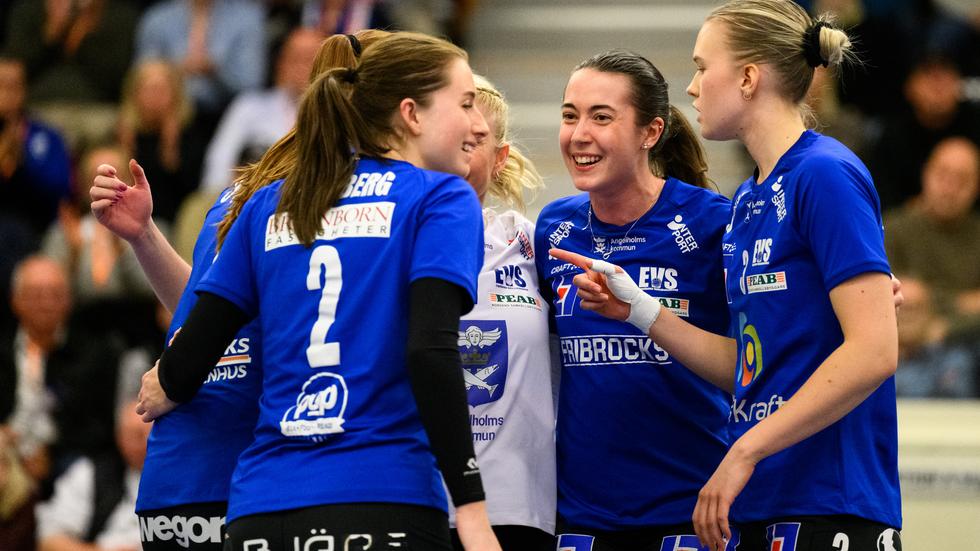 Daniella Åström (i mitten) slog in den avgörande matchbollen när EVS besegrade Lund i Skånederbyt med 3-0.