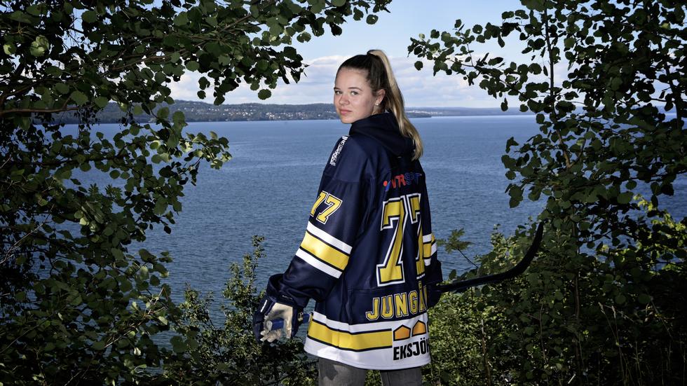 I fjol spelade Mira Jungåker i en HV-tröja med nummer 33 på ryggen.  Den här säsongen är det i stället nummer 77 som gäller för henne. ”Jag gillar inte treor, men ville ändå ha ett dubbelnummer”, förklarar hon bytet av tröjnummer. 