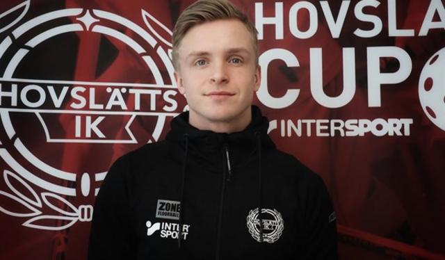 Hovslätts IK har nåtts av ett chockbesked: Damlagets nya tränare, Elias Johannesson, har hastigt avlidit. FOTO: Privat. 