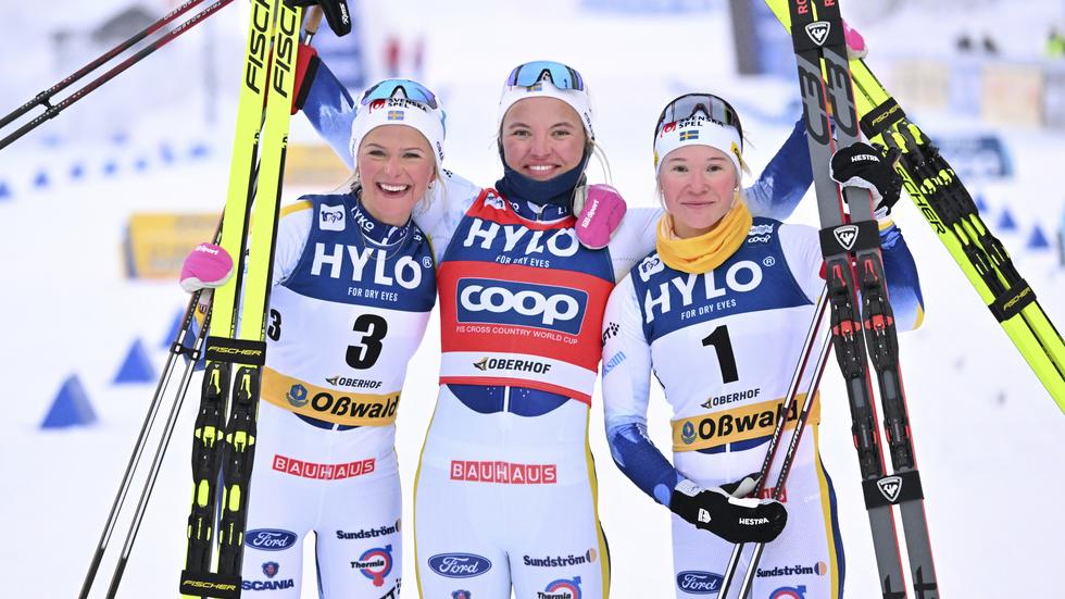 Det blev en svensk trippel på pallen i Oberhof genom Linn Svahn (mitten), Frida Karlsson (till vänster) och Jonna Sundling (till höger).
