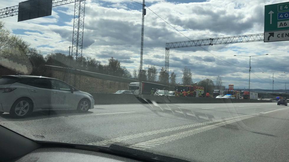 Det har varit rejält tilltäppt på E4 genom Jönköping efter en lastbilsolycka.