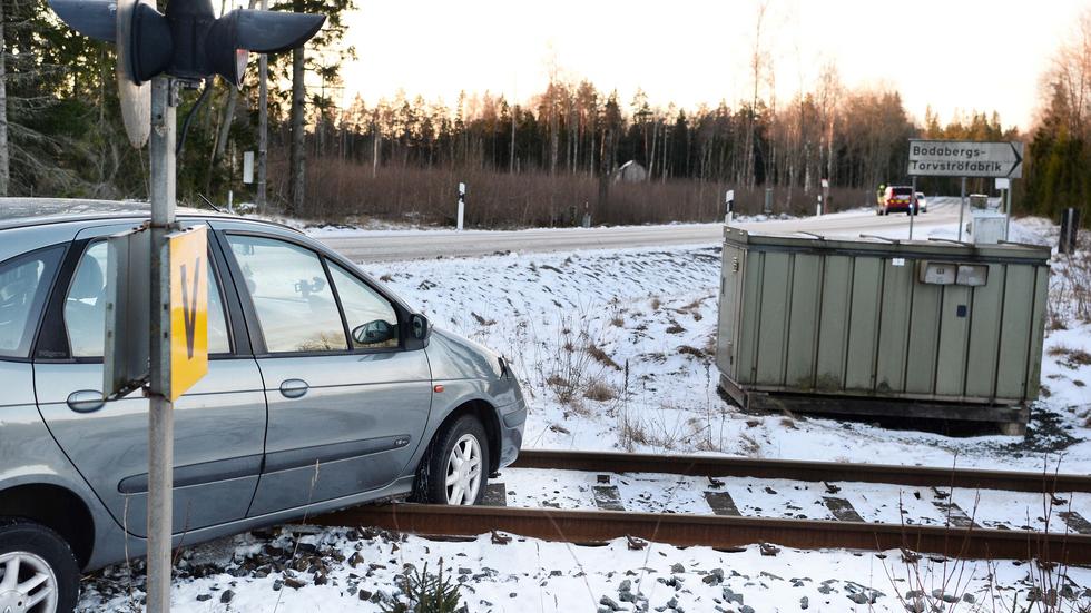 En bil halkade av vägen och hamnade tvärs över järnvägsspåret mellan Nässjö och Malmbäck på fredagen. 