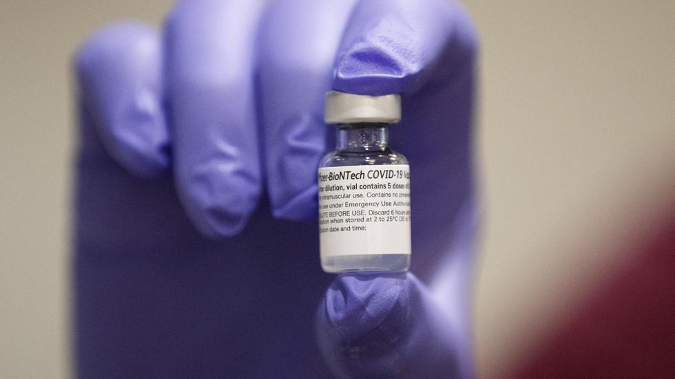 Pfizer/Biontechs covid-19-vaccin godkändes på måndagseftermiddagen av EU:s läkemedelsmyndighet EMA. Redan i mellandagarna levereras 200 doser till Jönköpings län. Foto: Mike Morones/AP