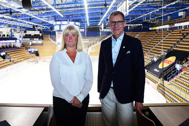 Sofia Axelsson från Husqvarna Group och Agne Bengtsson, klubbdirektör i HV71, i samband med att nya arenanamnet Husqvarna Garden presenterades i augusti 2020.