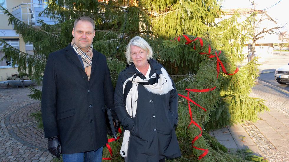 Fredrik Rosén, vice president i Lions Club Habo tillika ansvarig för julmarknaden, och Monika Raske, näringslivsansvarig i Habo kommun. 