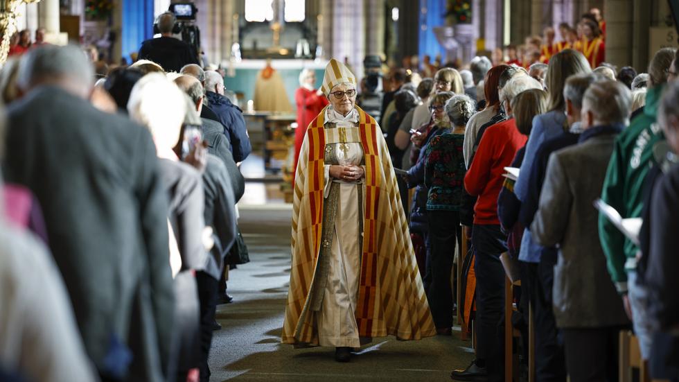 Ärkebiskop Antje Jackelén går i pension. Hon lade ned staven under en gudstjänst i Uppsala domkyrka.