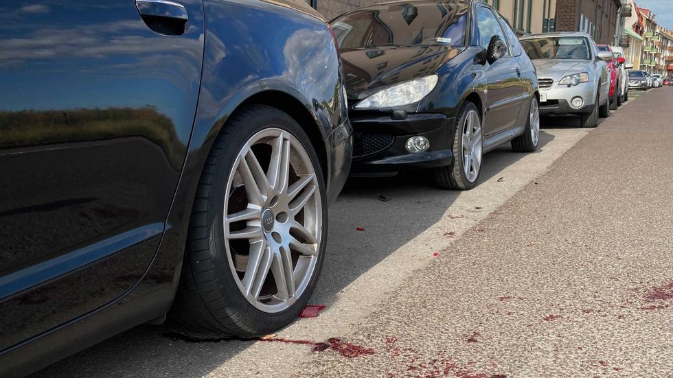 Blod på platsen där mannen körde in i bilarna på Norra Strandgatan.