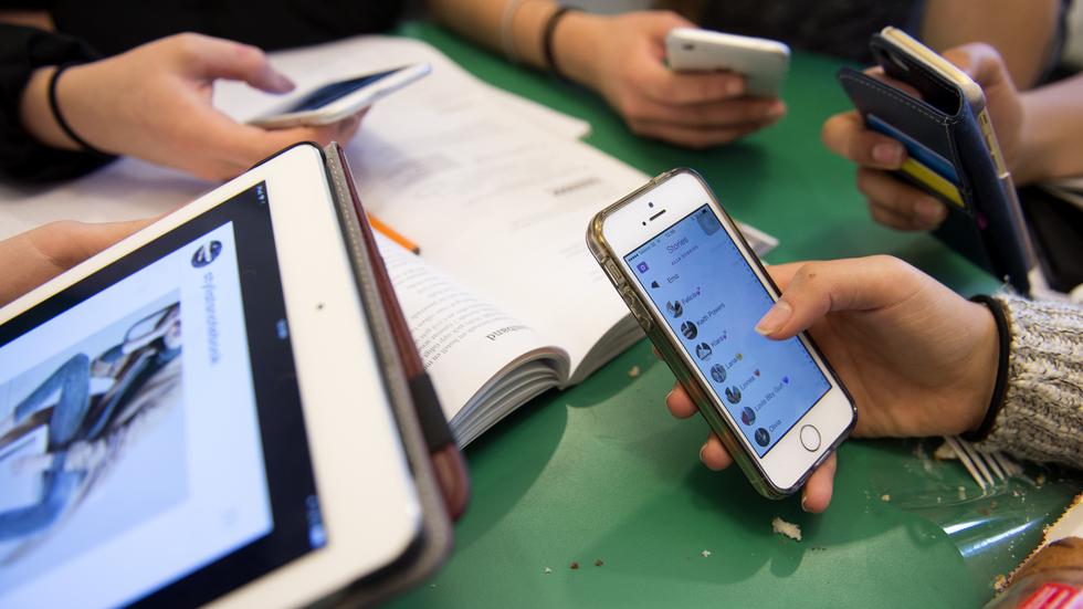 Ny lagstiftning ska bannlysa mobiltelefoner från grundskolan. De allra flesta skolor har dock redan någon typ av förbud.