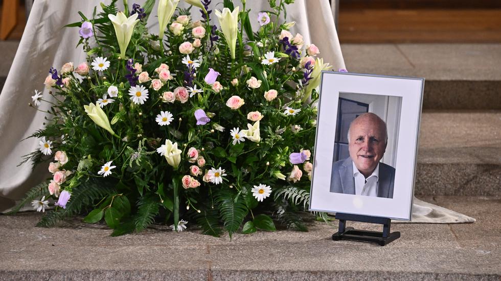 Kista och blommor före Arne Hegerfors begravning i Engelbrektskyrkan.