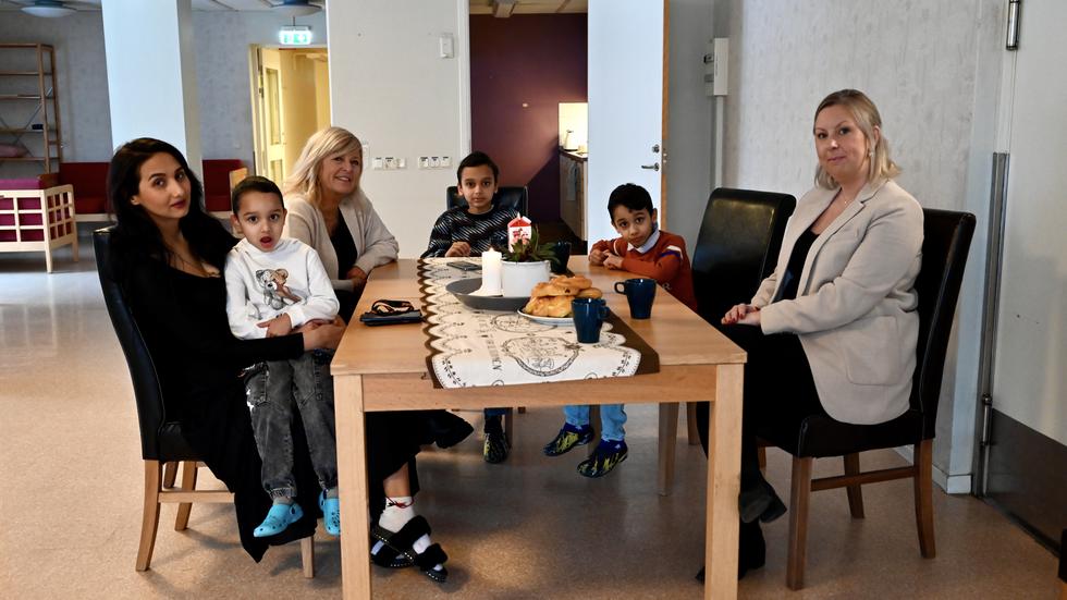 Alia Darvish från Ukraina bor på flyktingboende Vättershäll i Tenhult. Här tillsammans med sina tre söner, samt Lotta Oliv och Sofia Backéus som jobbar på boendet.