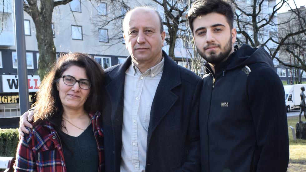 Samiya Bato, hennes man Abnowel Toma, och yngste sonen Yalda Yalda trivs i Huskvarna och har etablerat sig i det svenska samhället. Men efter fem år utvisas de till Irak.  