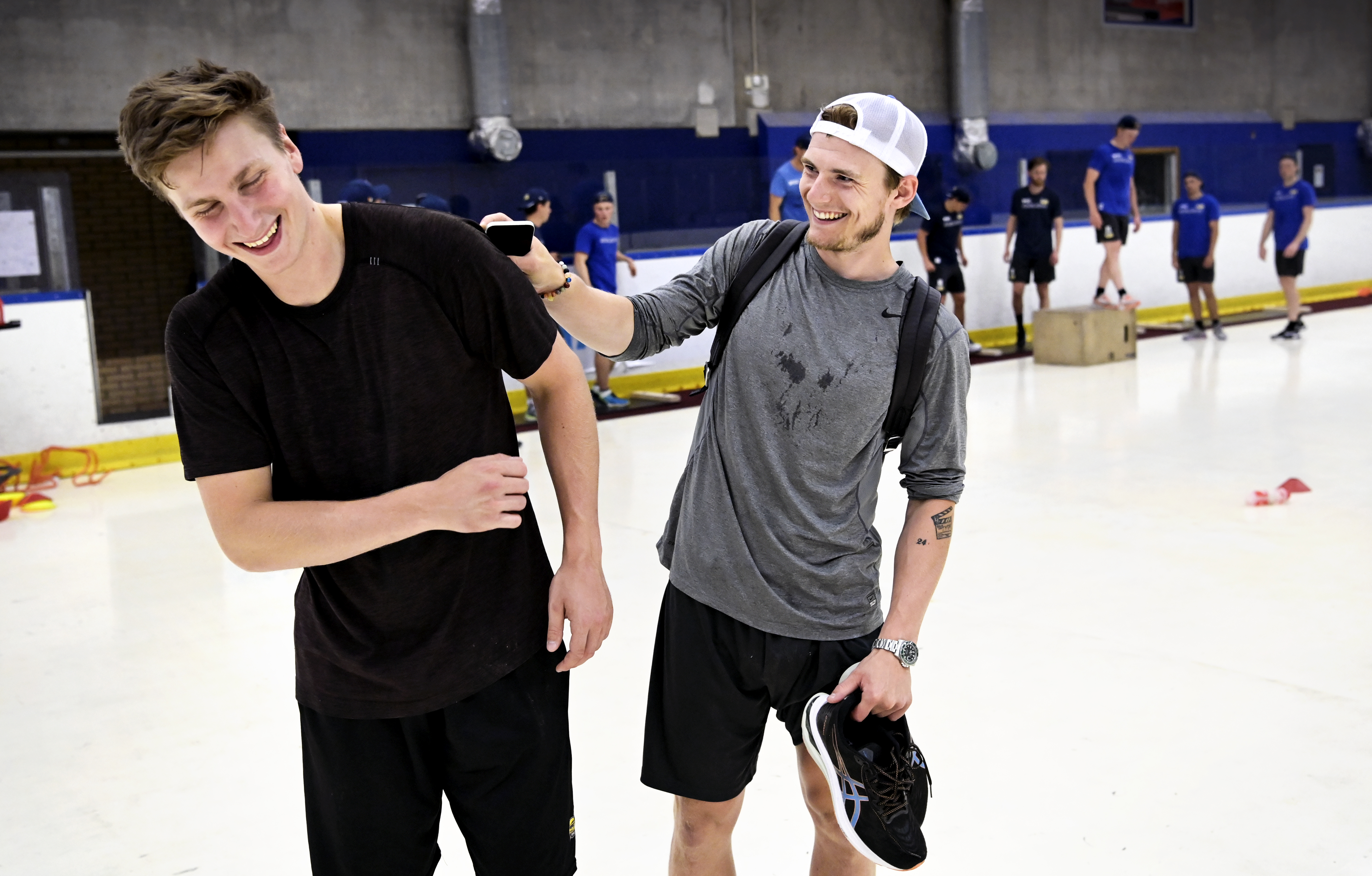 Jacob Moverare och Lias Andersson blev vänner när de spelade tillsammans i HV71. På måndagen var duon, som de senaste säsongerna båda har tillhört Los Angeles Kings, tillbaka i Jönköping där de försäsongstränade. 