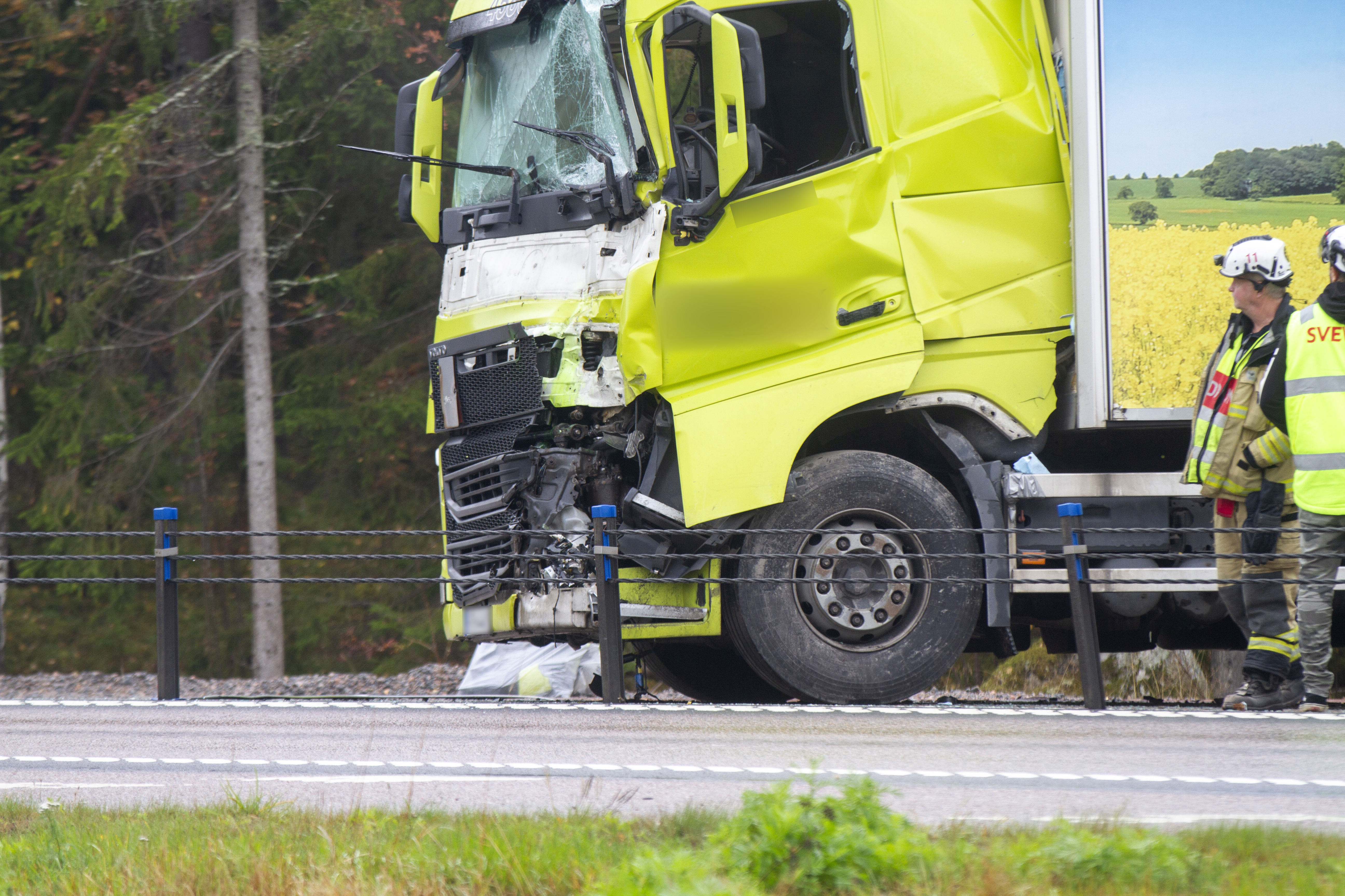 Lastbilskrock På E4 – Förare Till Sjukhus: "Väjt För En älg" – Gefle ...