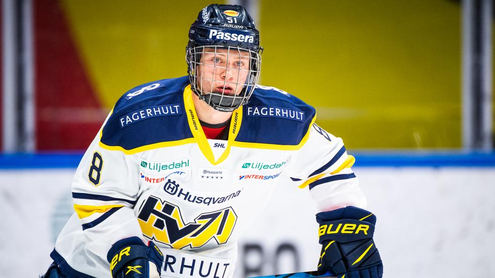 Victor Sjöholm gjorde tidigare under säsongen debut i SHL med HV. Nu är han uttagen i Småkronorna, Team 18, till Finnkampen. Foto: Simon Eliasson.