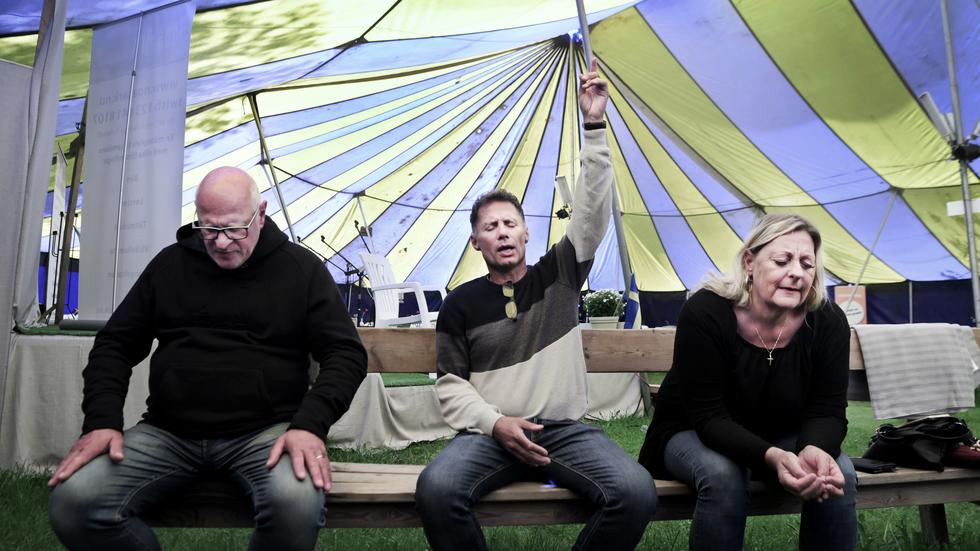 Ingemar Lilja tillsammans med makarna Mikael och Rosita Lindblom under morgonens bön i tältet.