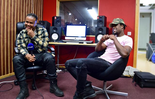 Abenezer Zewde och Stephan Nsabiyumva i studion på Råslätt.