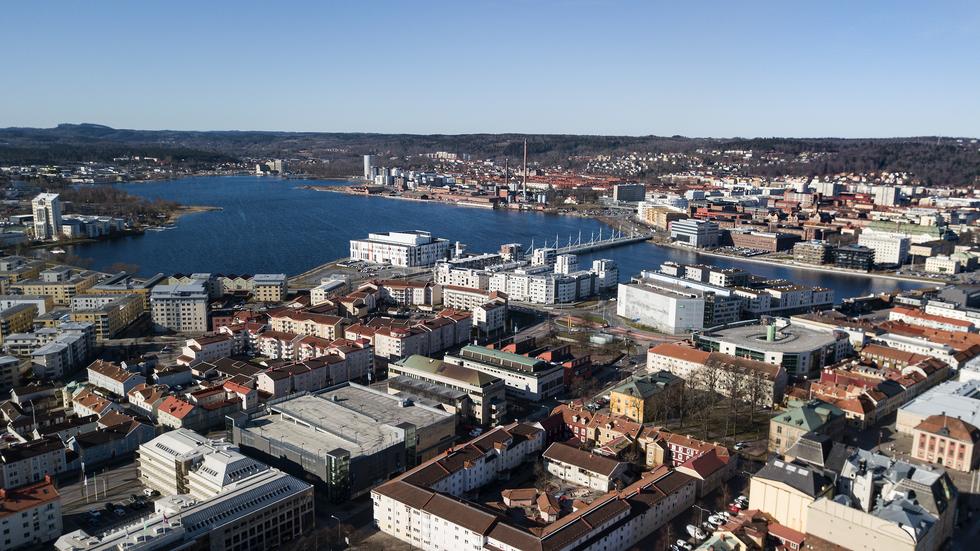 Totalt i Jönköpings län har bostadsrättspriserna sjunkit med ungefär fem procent och villapriserna med nästan tre procent.
